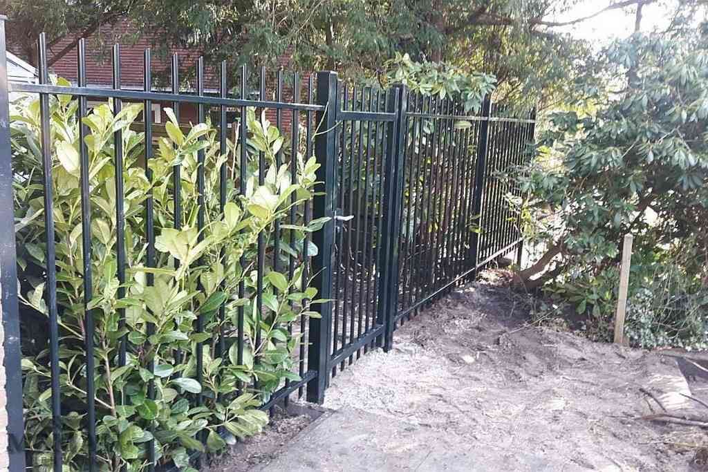 metalen-looppoort-spijlenhekwerk-als-tuinpoort